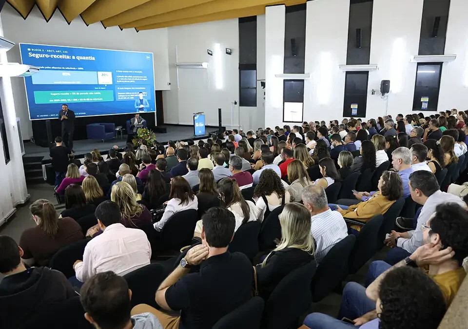 Servidores municipais reunidos no TCE-ES para encontro sobre controle da receita e Reforma Tributária